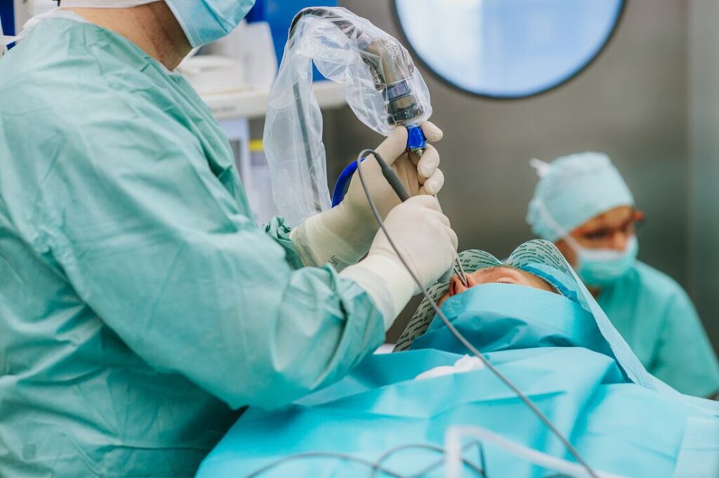 Usunięcie migdałków metodą koblacji na sali operacyjnej