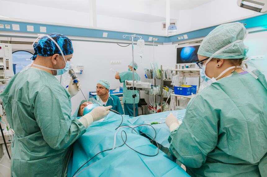 Zespół operacyjny podczas rekonstrukcji przegrody nosa