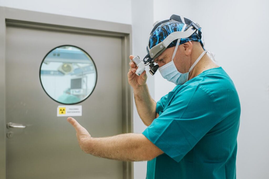 Dr Tomasz Grzegorzek w bloku operacyjnym przygotowuje się do endoskopowej operacji zatok (FESS) w Katowicach
