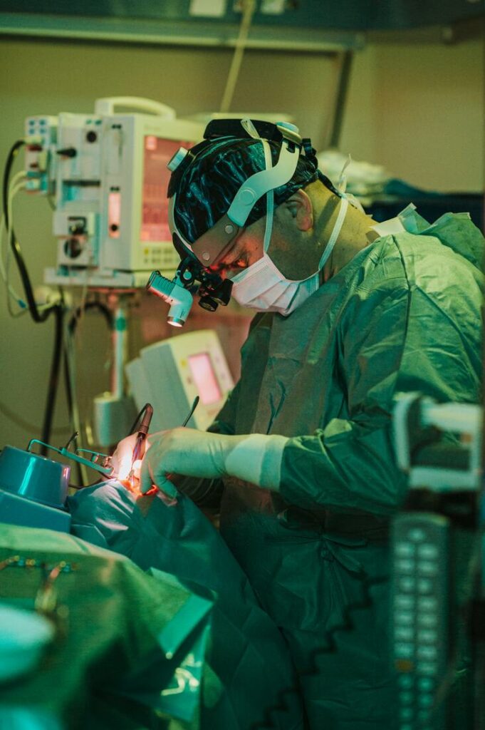 Dr Tomasz Grzegorzek operuje przegrodę nosa (septoplastyka) w bloku operacyjnym w Katowicach